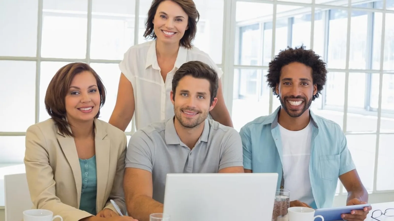 Equipe da Foto Corretora em atendimento a um cliente